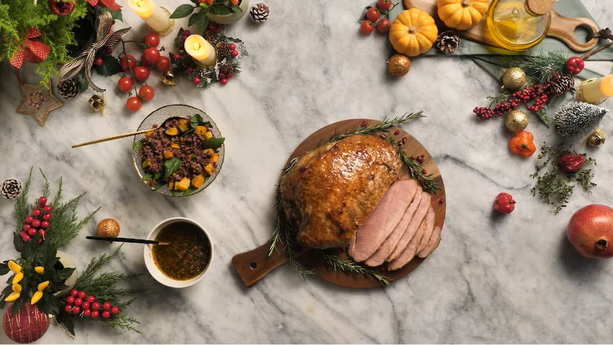 Pernil Desossado com Molho Chimichurri e Arroz Vermelho