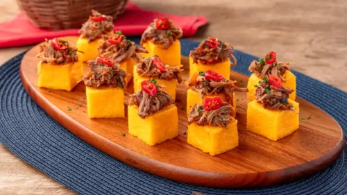 Petisco de polenta frita com carne desfiada