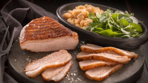 Picanha Suína ao Alho na Churrasqueira com Farofa de Banana da Terra e Salada de Agrião Picante