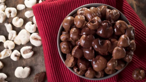 Descobri como fazer a pipoca de chocolate que viralizou gastando BEM MENOS que o preço original