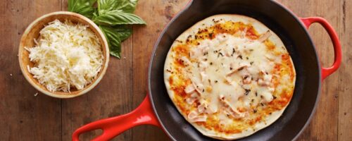 Pizza de frigideira fácil com frios: passo a passo de como fazer + 4 sabores para o recheio