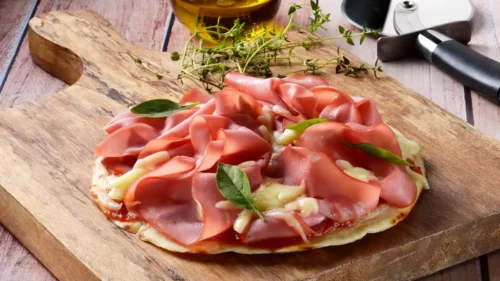 Pizza de Frigideira de Mortadela com Queijo