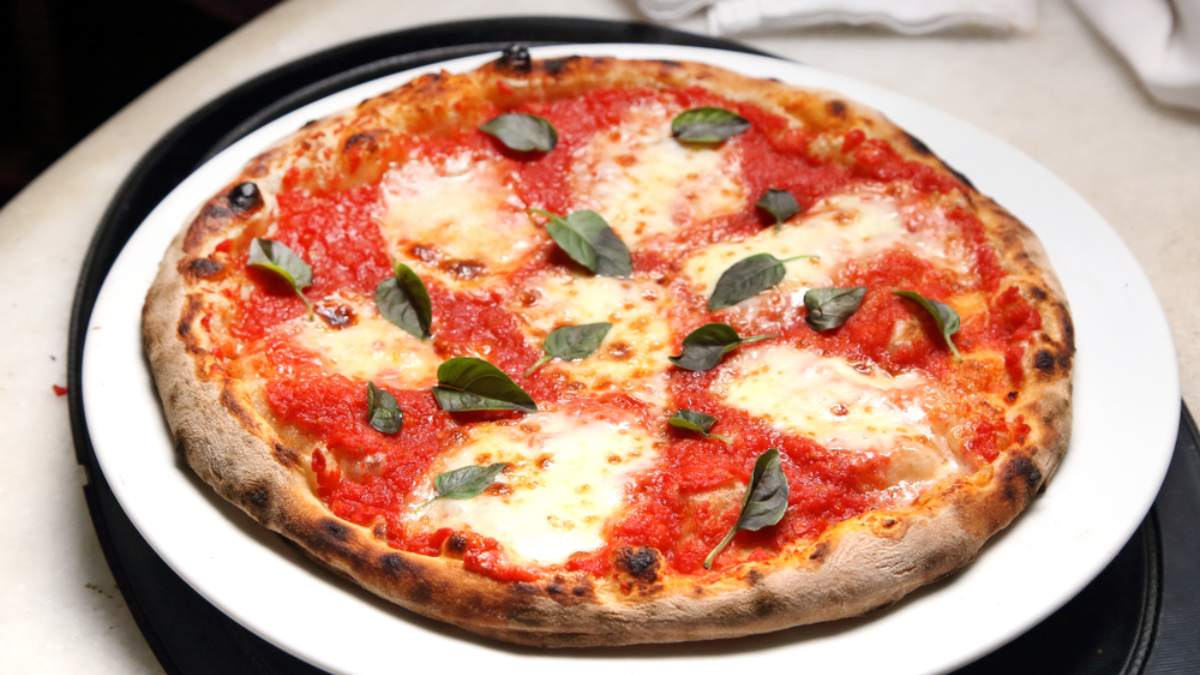 O que vem na pizza napolitana? Aprenda essa receita italiana deliciosa
