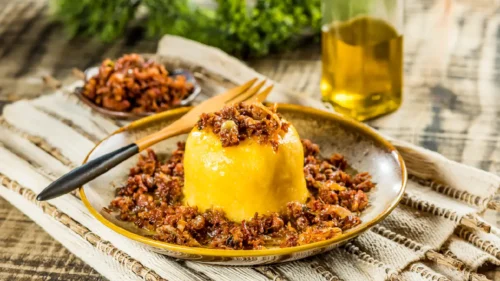 Polenta com Carne Seca Acebolada