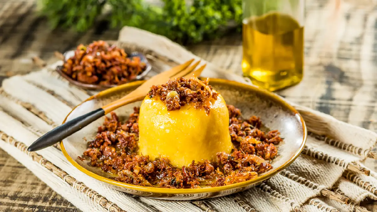 Polenta com Carne Seca Acebolada