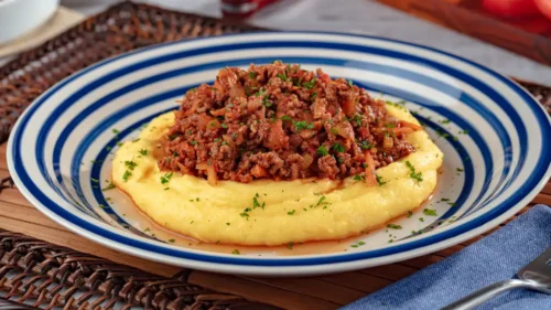 Polenta cremosa com ragu de carne