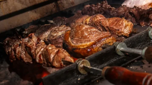 Por que as churrascarias cortam a carne em fatias finas no espeto? Tem um motivo!