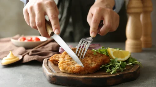 Você está cortando frango do jeito errado? Veja como os chefs fazem