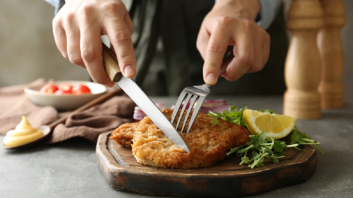 Você está cortando frango do jeito errado? Veja como os chefs fazem