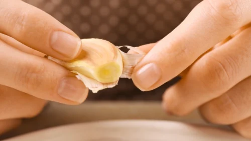 Qual o modo mais fácil para descascar o alho? Confira 3 dicas super simples 