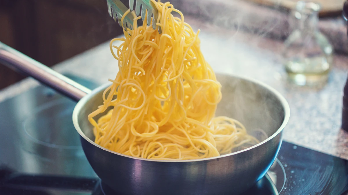 Quanto de sal vai na água do macarrão? Entenda a medida certa para não errar nunca mais