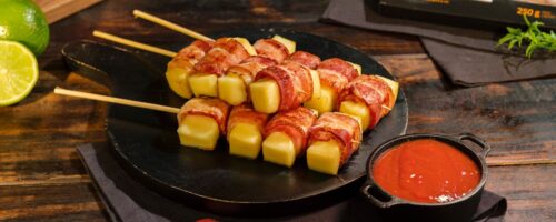 Queijo Coalho Enrolado com Bacon e Molho de Goiabada
