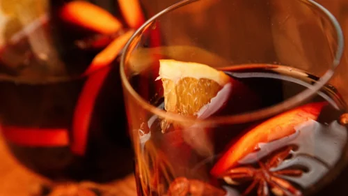 Como é feito o quentão? Aprenda a receita da bebida típica de festa junina