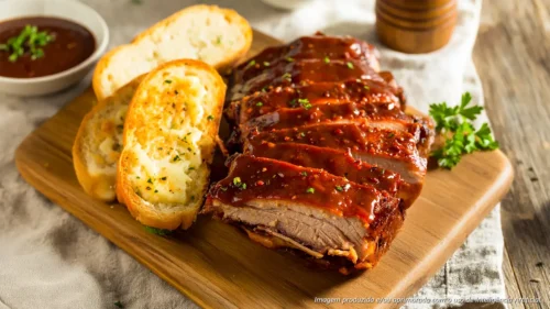 Ponta de peito defumada ao molho barbecue caseiro e pão de alho