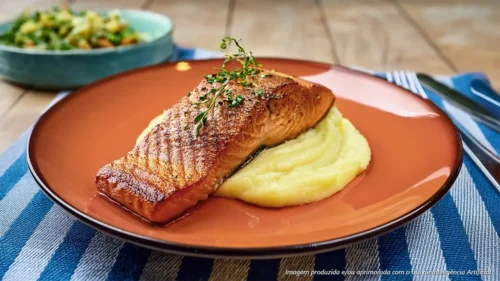Filé de salmão com purê de mandioquinha