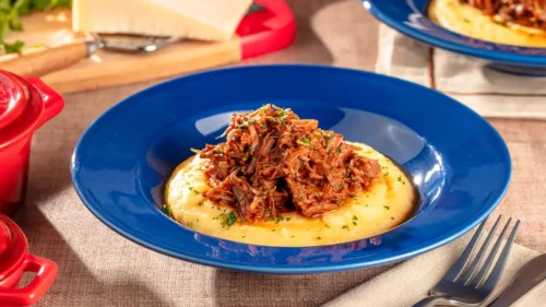 Ragu de acém com polenta cremosa