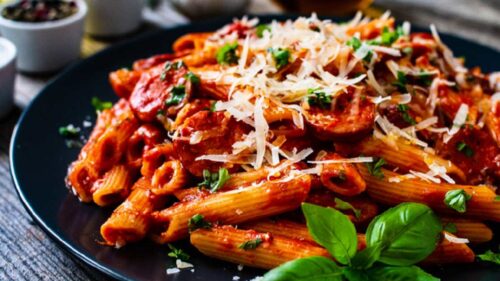 Ragu de Linguiça com Penne e Farofa de Bacon