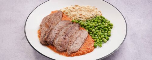 Shoulder steak com molho romesco, ervilhas e farofa
