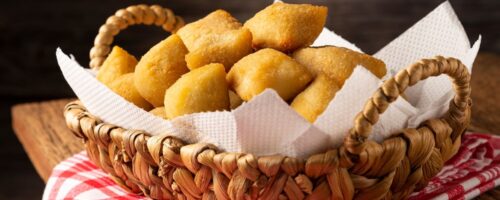 Mini Risoles de Salsicha com Catupiry