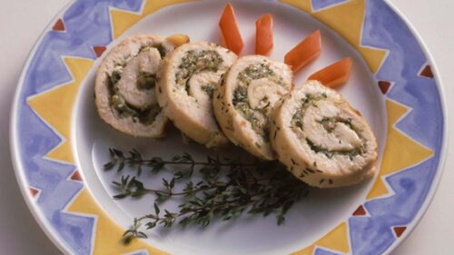 Rocambole de Frango Recheado com Ervas e Queijo