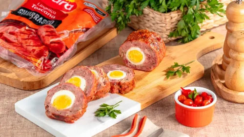 Rocambole de linguiça com ovo cozido