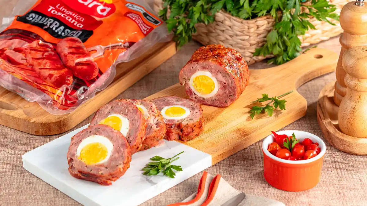 Rocambole de linguiça com ovo cozido