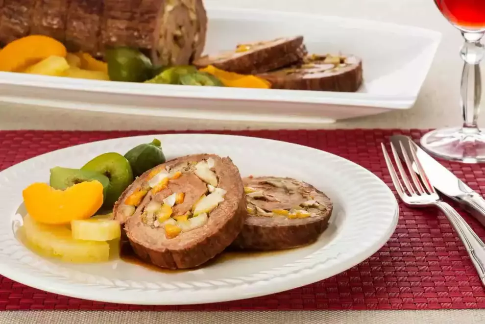 rocambole com frutas em uma mesa