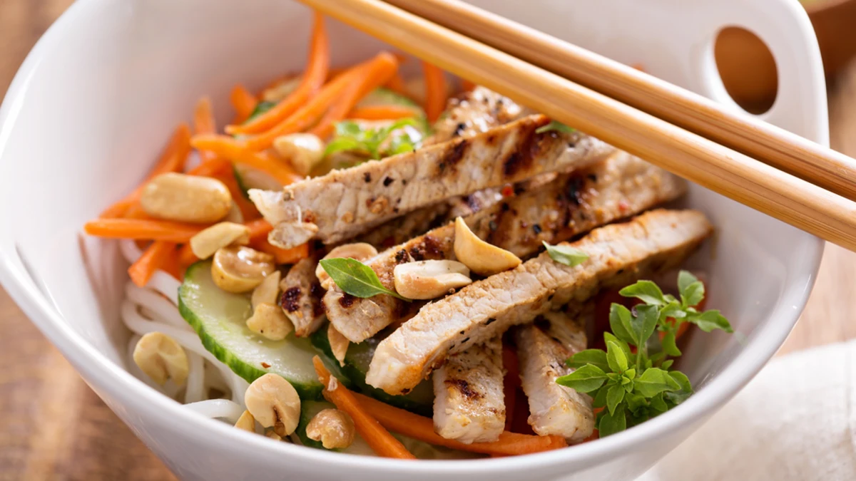 Salada Asiática Apimentada de Frango