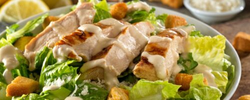 Salada Ceasar com Frango Douradinho