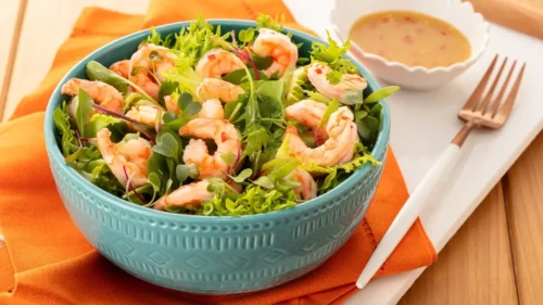 Salada de Camarão com Molho Thai