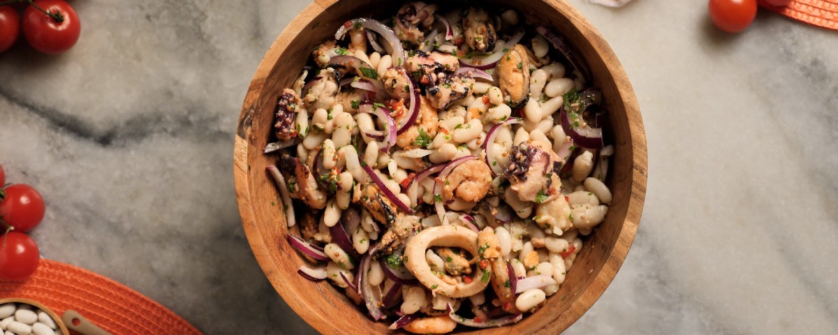 Salada de feijão-branco com frutos-do-mar