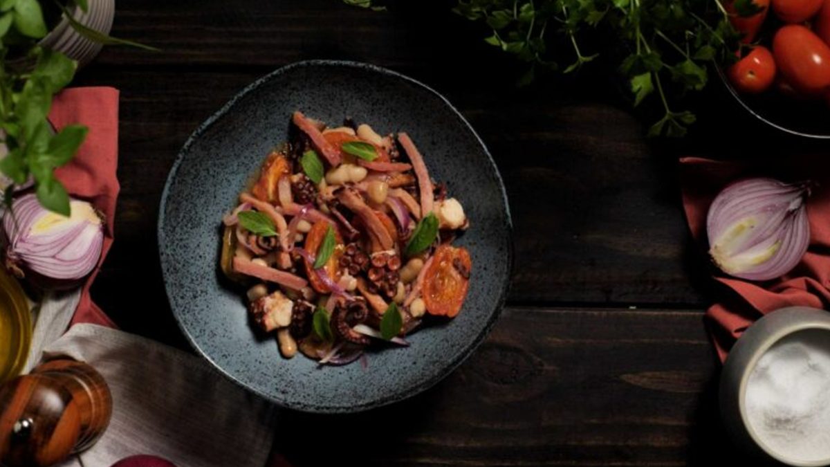 Salada de feijão-branco com polvo e bacon