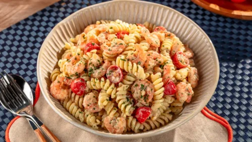 Salada de macarrão parafuso com camarão