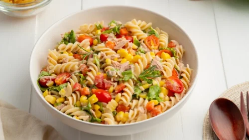Salada de macarrão proteica: receita saudável para o dia a dia