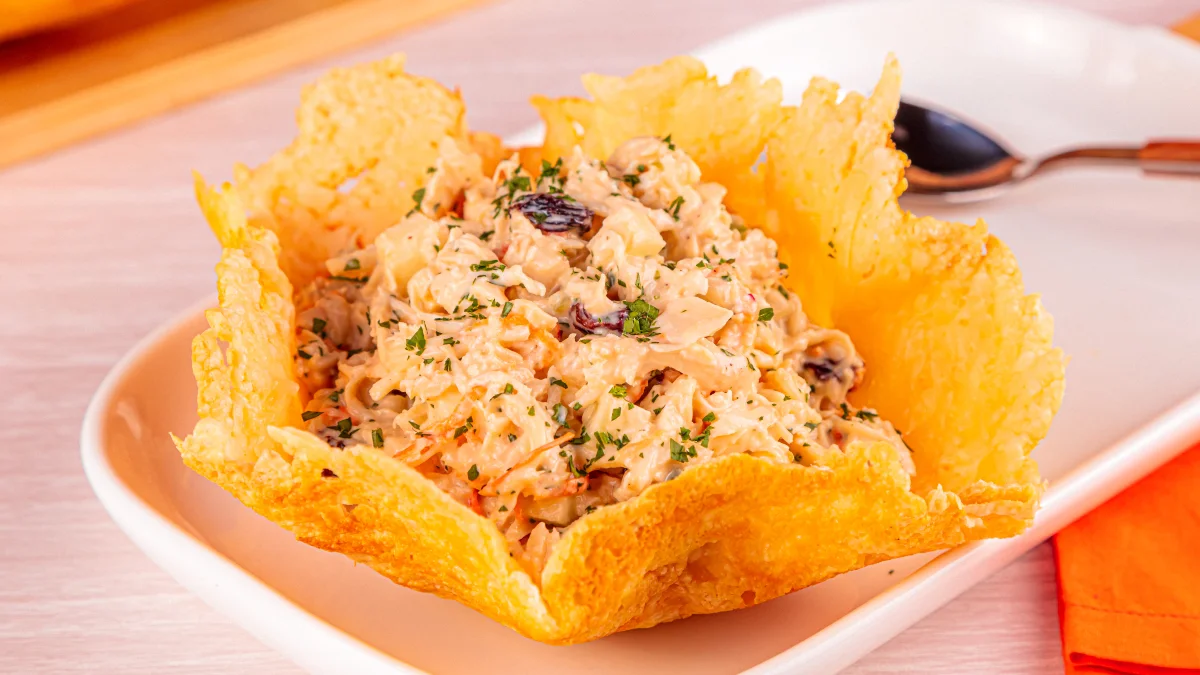 Salpicão de frango servido na cestinha de parmesão