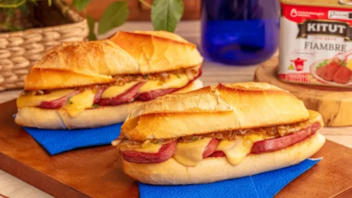 Sanduíche de fiambre acebolado