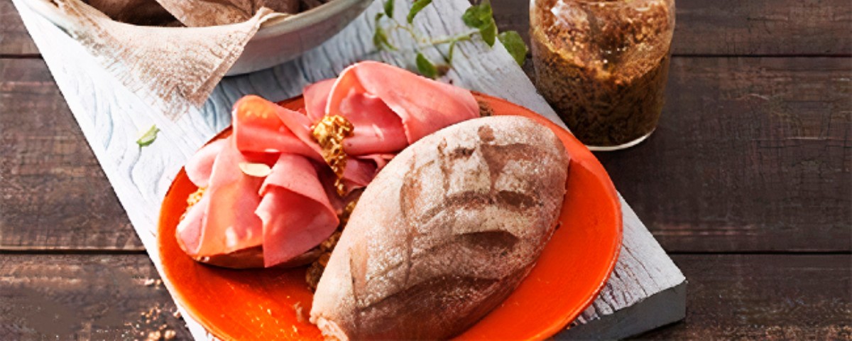 Sanduíche de Mortadela com Molho de Mostarda e Mel no Pão Australiano