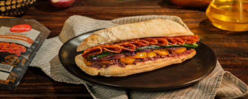 Sanduíche de Pepperoni com Tapenade de Azeitona Preta e Alcaparras