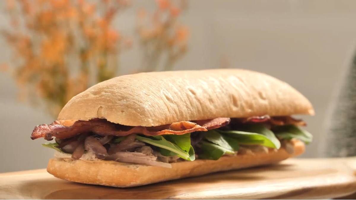 Sanduíche de Pernil com Cebola Roxa Caramelizada e Bacon em Fatias