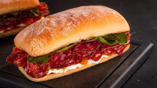 Sanduíche de Salame com Damasco e Cream Cheese