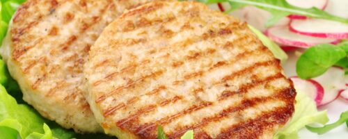 Jantar leve com hambúrguer de frango: 5 acompanhamentos deliciosos para a proteína