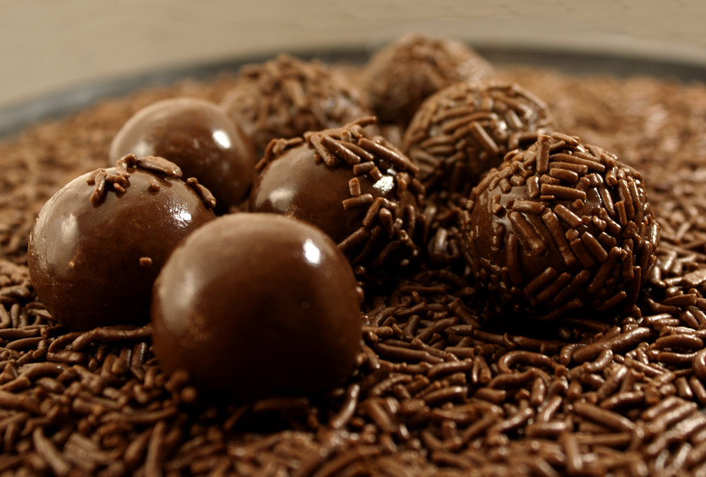 massa de brigadeiro enrolada sob prato com granulados