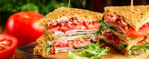 Sanduíche de Forno com Peito de Peru Defumado e Molho de Tomates Frescos