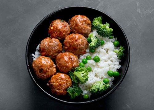 Almoço leve: 7 opções com frango empanado, almôndegas, hambúrguer e outras proteínas