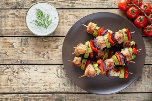 O que fazer com peito de frango? 5 receitas práticas que ficam prontas em até 45 minutos