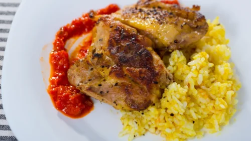 Sobrecoxa Temperada com Arroz de Curry e Amêndoas