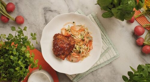 Sobrecoxa de Frango Assada com Salada Kimchi