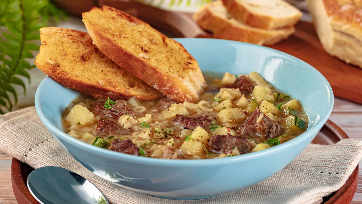 Sopa de macarrão, carne e legumes