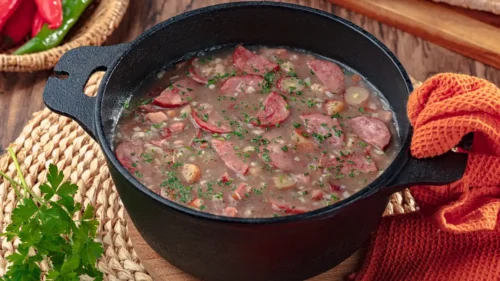 Essa receita diferente de sopa de pinhão é saborosa e perfeita para os dias frios