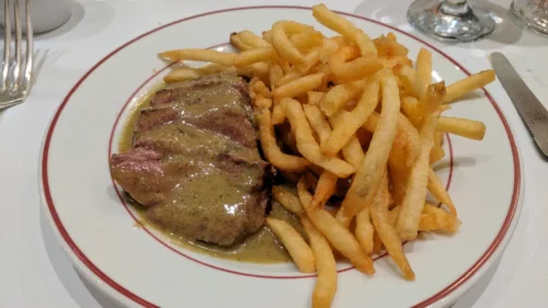 Steak frites, o bife com fritas e molho que é sucesso entre os franceses. Aprenda a fazer!